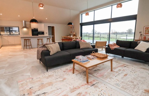 Loppington Cottage | GRANGE BARN, pet friendly, character holiday cottage in Burlton