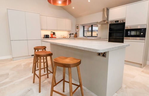 Loppington Cottage | GRANGE BARN, pet friendly, character holiday cottage in Burlton