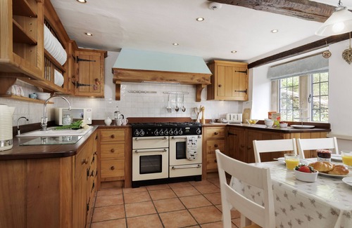 Inchbrook Cottage | Grange Cottage - a beautiful house sleeping 4 guests in 3 bedrooms