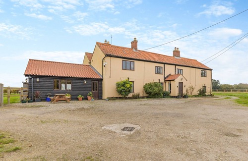 Hainford House | Grange Farm House - Five Bedroom House, Sleeps 10