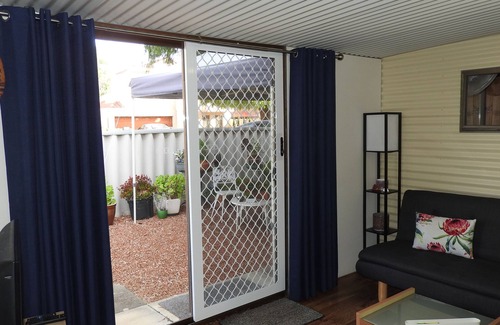 Rockingham House | Granny flat just 3 minutes walk to the beach.