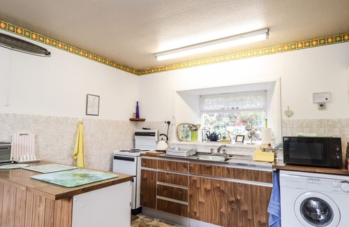 Dunbeath Cottage | GRANNY'S COTTAGE, country holiday cottage, with a garden in Dunbeath