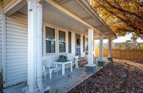 Morganton House | Granny's Place - Historic Country Cottage- PET FRIENDLY!