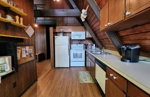 High Point House | Granny's Retreat: Wifi, A-Frame Chalet, Great View.