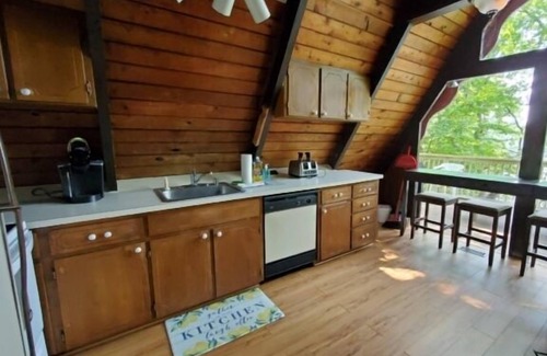 High Point House | Granny's Retreat: Wifi, A-Frame Chalet, Great View.