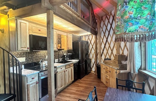 Shenandoah House | Granny Squirrel Yut in Shenandoah VA with WiFi, EV Charger, Hot Tub & Fireplace