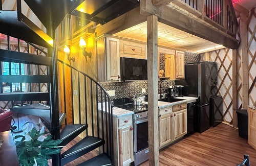 Shenandoah House | Granny Squirrel Yut in Shenandoah VA with WiFi, EV Charger, Hot Tub & Fireplace