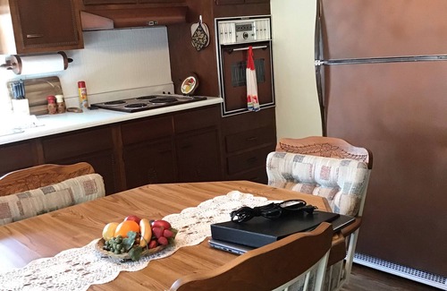 Dry Ridge House | Granny’s House 2 bedroom, 5 miles to ark! Bonus walkthrough space with twin bed.