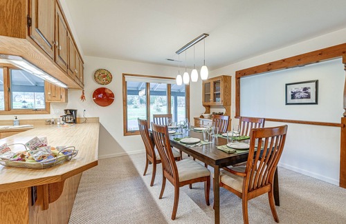 Grants Pass House | Grants Pass Vacation Rental Home: Deck + Views!