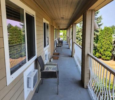 Surrey Hotel | Grantview Inn