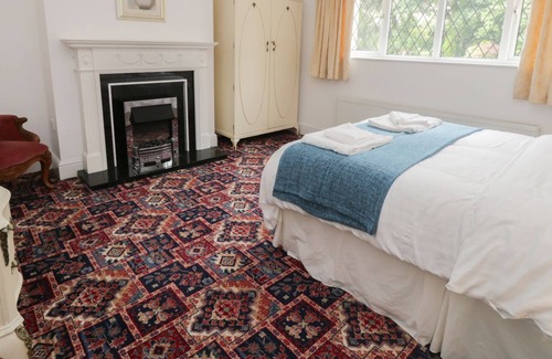 Pocklington House | GRANVILLE LODGE, pet friendly, with a garden in Pocklington