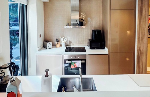 Business Bay Apartment | Grapeful Stay – Luxury Hostel Paramount Tower Business Bay