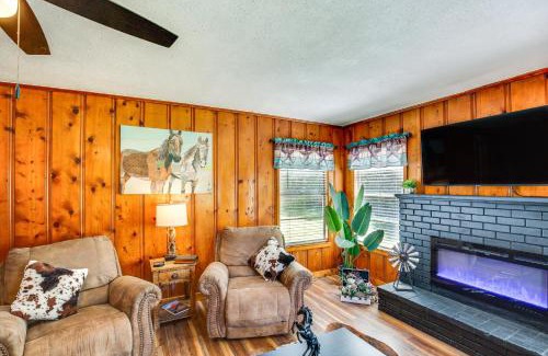 Grapeland House | Grapeland Farm Retreat with Pool, Grill and Fire Pit