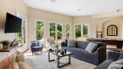 Temecula House | Grapevine by AvantStay Secluded 5BR Villa 4 Acres of Vineyards Avo Groves