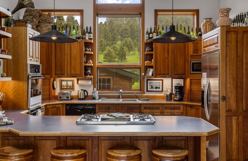 Bozeman House | Grassy Ridge -Tranquil retreat with views in the Bridger Canyon with hot tub!