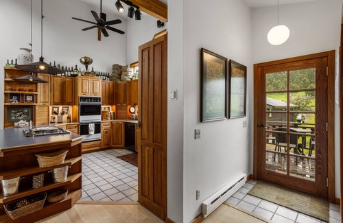 Bozeman House | Grassy Ridge -Tranquil retreat with views in the Bridger Canyon with hot tub!