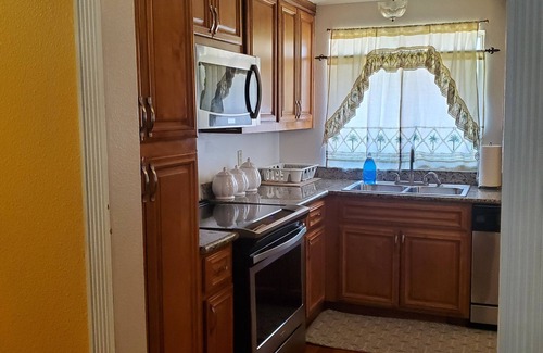 Lynnwood House | Grate location! Walking distance to park, dinning and beach.