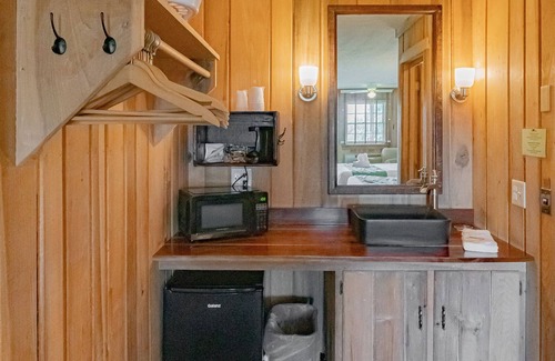 Syria Cabin | Graves Mountain Farm & Lodges