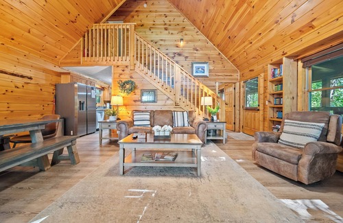 Black Bear Falls Cabin | ★Gray Fox Den★ Secluded 3BR Theater, Hot Tub, Arcade Near Smokys/Downtown