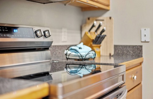 Black Bear Falls Cabin | ★Gray Fox Den★ Secluded 3BR Theater, Hot Tub, Arcade Near Smokys/Downtown