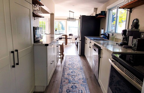Grand Bend Cottage | Gray Haven: Booking Summer 2025! 30s walk to Beach! Lake View Patio, Hot Tub
