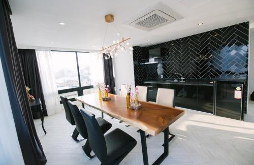 Chungmu Hotel | Gray hotel