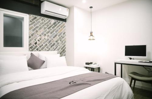 Chungmu Hotel | Gray hotel