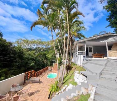 Palhoca House | Gray House - Com piscina pertinho do mar!