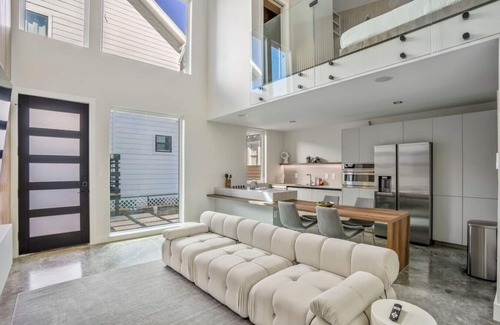 East Downtown Houston House | Gray loft · The O’Four Lofts - Grayscale Lux