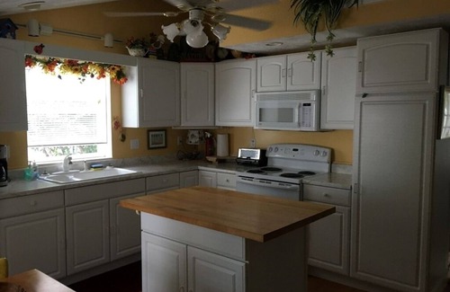 Frankfort House | Gray's Cottage - The Beach is Calling - Steps to the beach and downtown