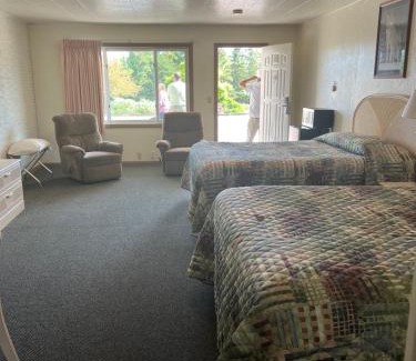 Manistique Hotel | Gray Wolf Lodge