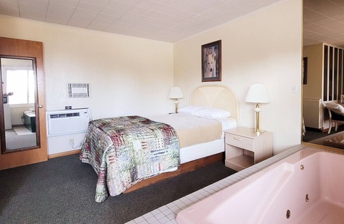 Manistique Hotel | Gray Wolf Lodge
