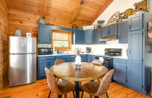 Townsend Cabin | "Gray Wolf" Newly Renovated Cabin w/Sauna!