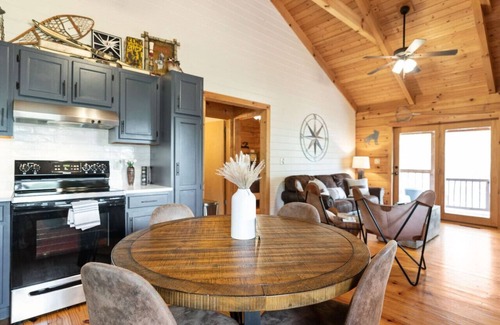 Townsend Cabin | "Gray Wolf" Newly Renovated Cabin w/Sauna!