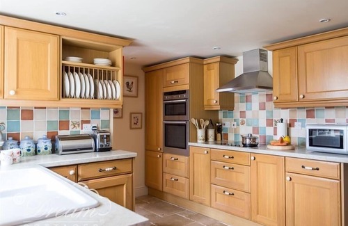 Bridport Cottage | GRAZELAND COTTAGE, pet friendly, with a garden in Bridport