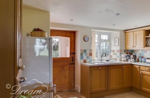 Bridport Cottage | GRAZELAND COTTAGE, pet friendly, with a garden in Bridport