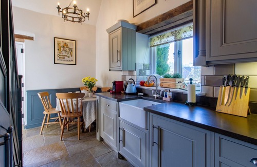 Cutsdean Cottage | Graziers Cottage. Period charm, modern comfort, inglenook, parking, pub