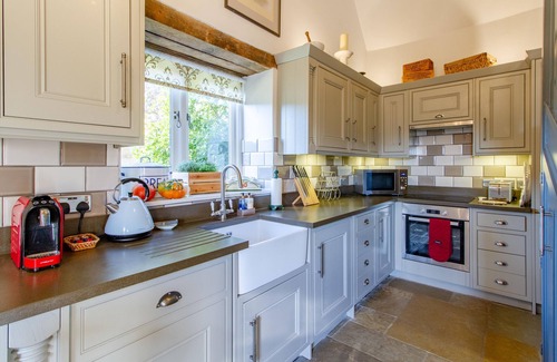 Cutsdean Cottage | Graziers Cottage. Period charm, modern comfort, inglenook, parking, pub