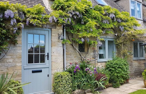 Cutsdean Cottage | Graziers Cottage. Period charm, modern comfort, inglenook, parking, pub