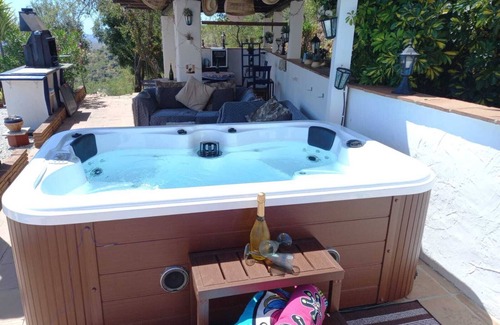 Comares Apartment | Great 1 Bedroom Studio with wonderful views, Swimming Pool and Jacuzzi