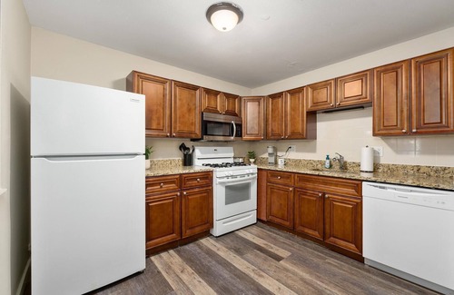 University District Apartment | Great 2 bedroom Summa