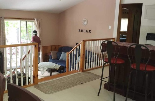 Arden House | Great 3-Bed Oak cottage located in the heart of Land O’Lakes Frontenac region.