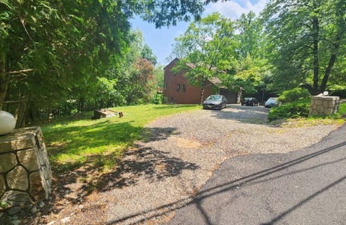 Montville Apartment | Great 4 Bedroom Lakehouse Property