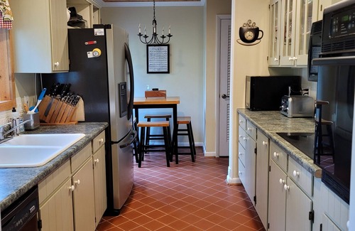 Ooltewah House | Great adult retreat for ten to spread out, 3 queen & 4 twin beds, 2.5 baths.