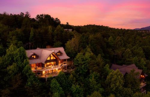 Pittman Center Ski Chalet | Great Alpine - 4 KingSuites- September Deals-Views-Hot Tub-FirePit-GameRm