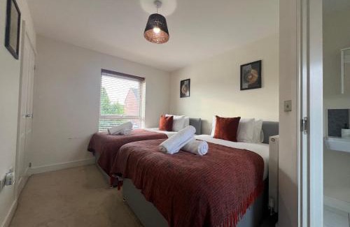 Cradley Apartment | Great Ambience 3-Bedroom for Groups & Contractors
