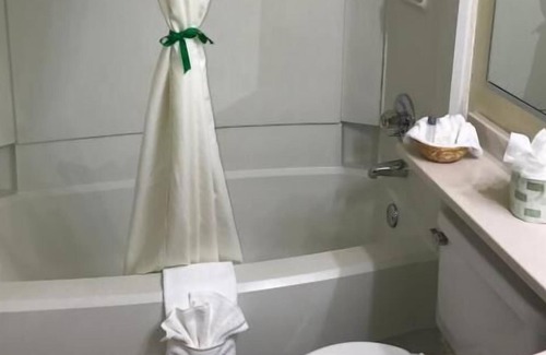 Ponderay House | Great Amenities! 2 Queen Bed Unit, Close to Recreation, Parking, Spa Tub!