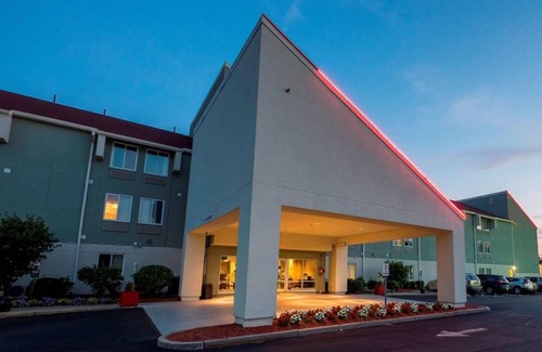 Saugus House | Great Amenities & Convenient Location! FREE Parking, Minutes to Quincy Market!