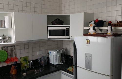 Pitangueiras Apartment | GREAT APARTMENT WITH AIR, BLOCK FROM PITANGUEIRAS BEACH