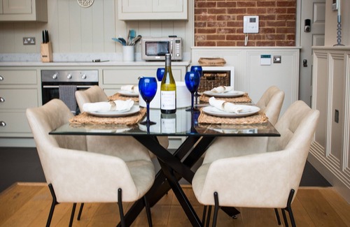 Newbury Apartment | Great art deco 2-bedroom duplex apartment in thriving town centre.